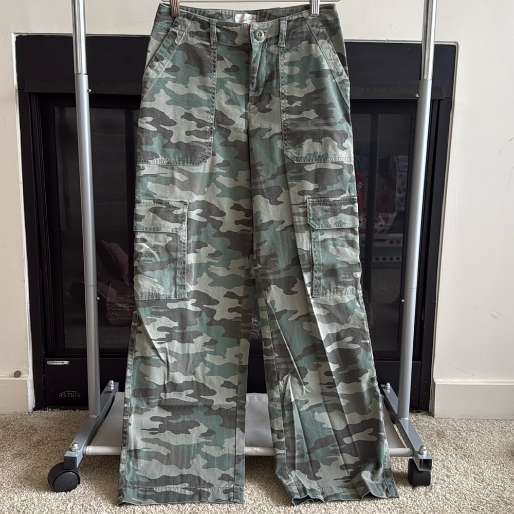 Universal Thread Women's Camo Cargo Pants - Green Camo